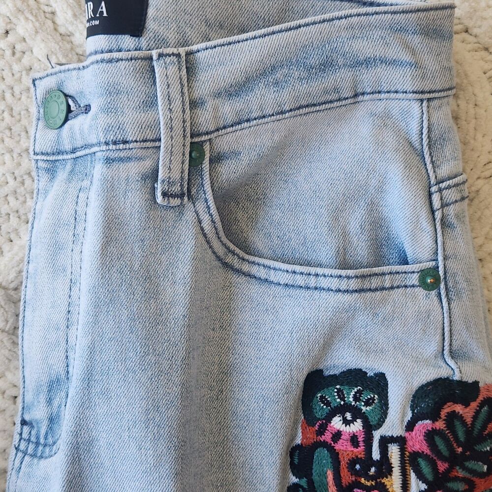 AKIRA Hidden Faces Embroidery Detailed Straight Leg Jeans Size 5 - Picture 12 of 12